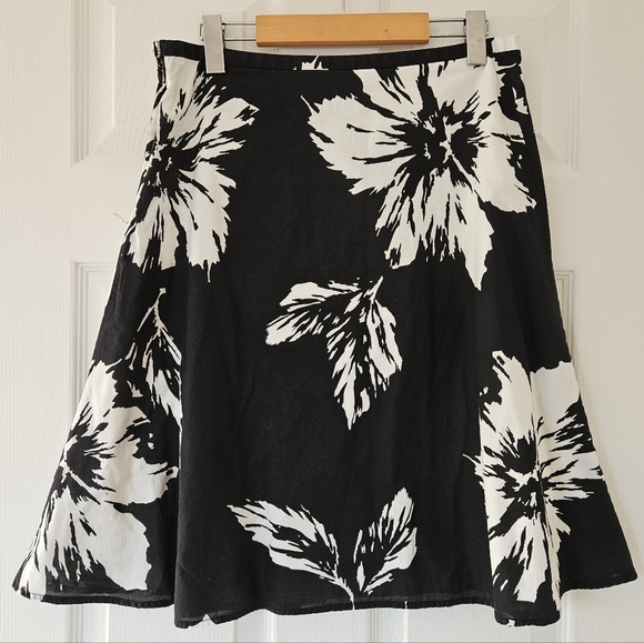 Liz Claiborne Dresses & Skirts - Liz Claiborne big floral 100% cotton skirt 10P